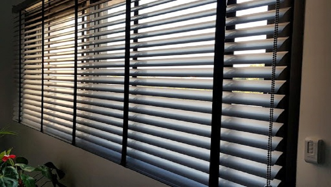 STORE VENITIEN EN ALUMINIUM 